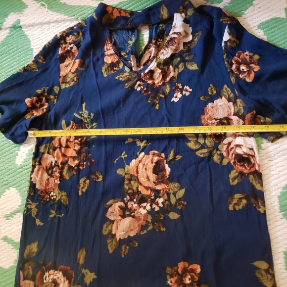 3/$25 Floral V-neck short sleeve Blouse - Picture 4 of 7